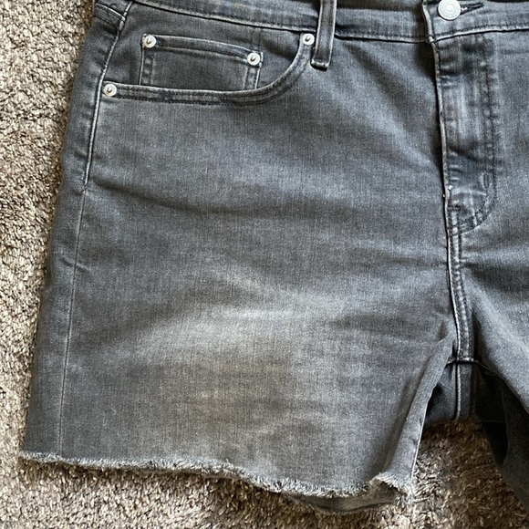 Levi Worn Black Frayed Hem Jean Shorts Lightweight Stretch Denim 34 Waist NWOT - Picture 5 of 11
